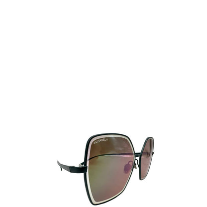 Laterale sinistro un paio di occhiali da sole Chanel dal design quadrato con aste verde petrolio e lenti cangianti, usati, originali, second hand, in ottime condizioni.