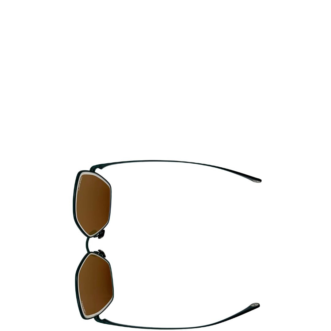 Vista superiore di un paio di occhiali da sole Chanel dal design quadrato con aste verde petrolio e lenti cangianti, usati, originali, second hand, in ottime condizioni.