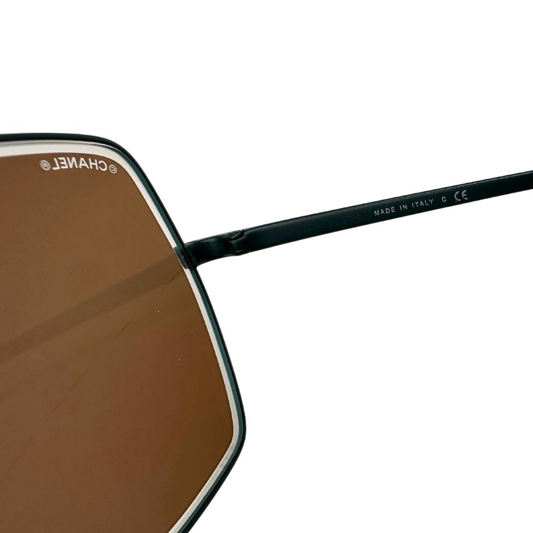 Interno dell'asta di un paio di occhiali da sole Chanel dal design quadrato con aste verde petrolio e lenti cangianti, usati, originali, second hand, in ottime condizioni.