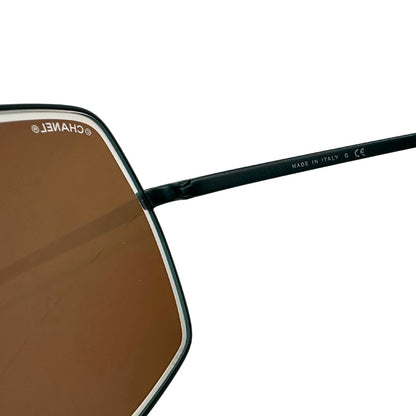 Interno dell'asta di un paio di occhiali da sole Chanel dal design quadrato con aste verde petrolio e lenti cangianti, usati, originali, second hand, in ottime condizioni.