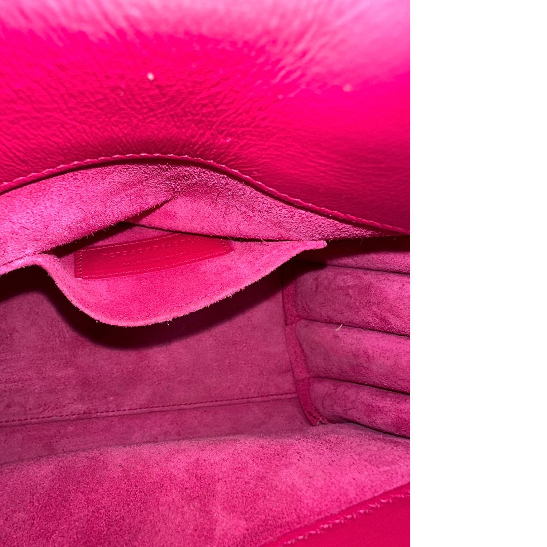 interno  Borsa Saint Laurent in pelle rosa, indossabile a tracolla o a mano, di lusso, originale, ottime condizioni, usata. 