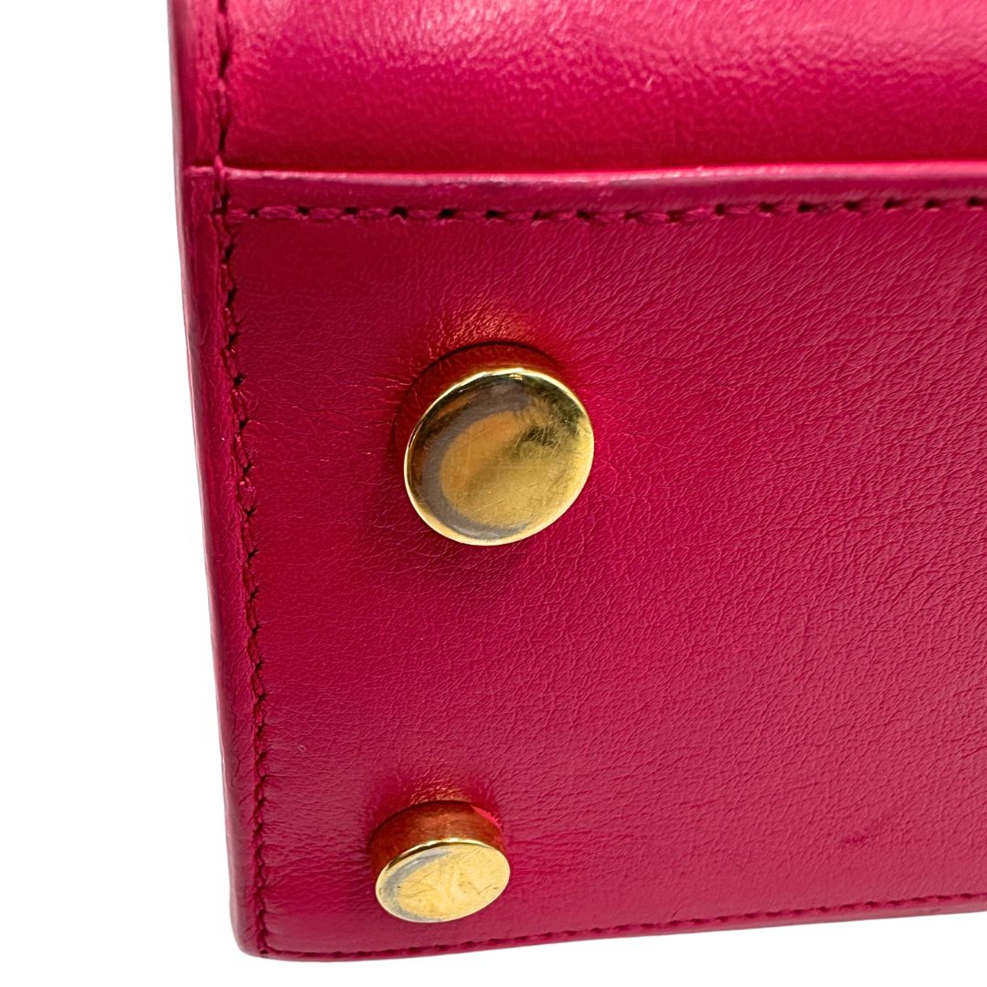 piedi d'appoggio della  Borsa Saint Laurent in pelle rosa, indossabile a tracolla o a mano, di lusso, originale, ottime condizioni, usata. 