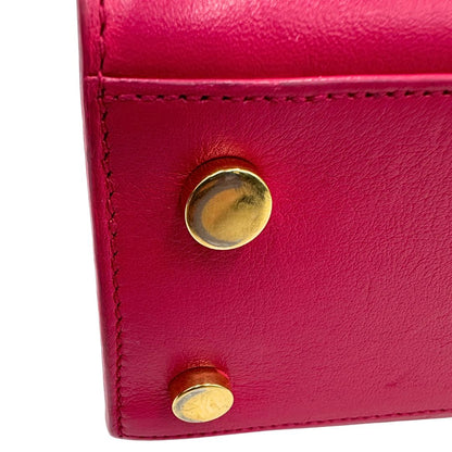 piedi d'appoggio della  Borsa Saint Laurent in pelle rosa, indossabile a tracolla o a mano, di lusso, originale, ottime condizioni, usata. 