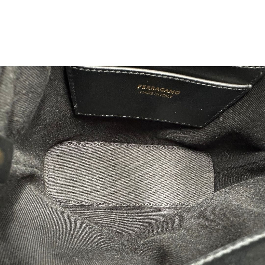 interno  Tote Salvatore Ferragamo in pelle nera impreziosita da frange in rafia, di lusso, originale, ottime condizioni, usata. 