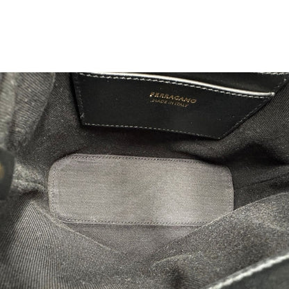 interno  Tote Salvatore Ferragamo in pelle nera impreziosita da frange in rafia, di lusso, originale, ottime condizioni, usata. 