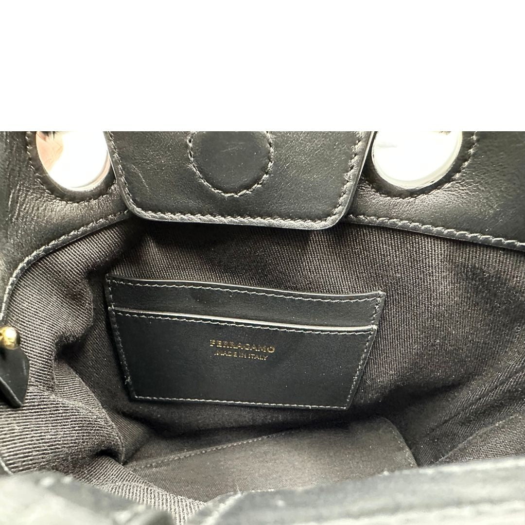 interno  Tote Salvatore Ferragamo in pelle nera impreziosita da frange in rafia, di lusso, originale, ottime condizioni, usata. 