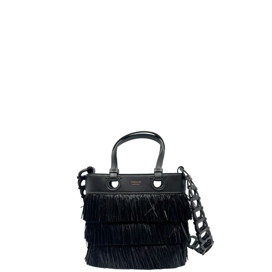 front  Tote Salvatore Ferragamo in pelle nera impreziosita da frange in rafia, di lusso, originale, ottime condizioni, usata. 