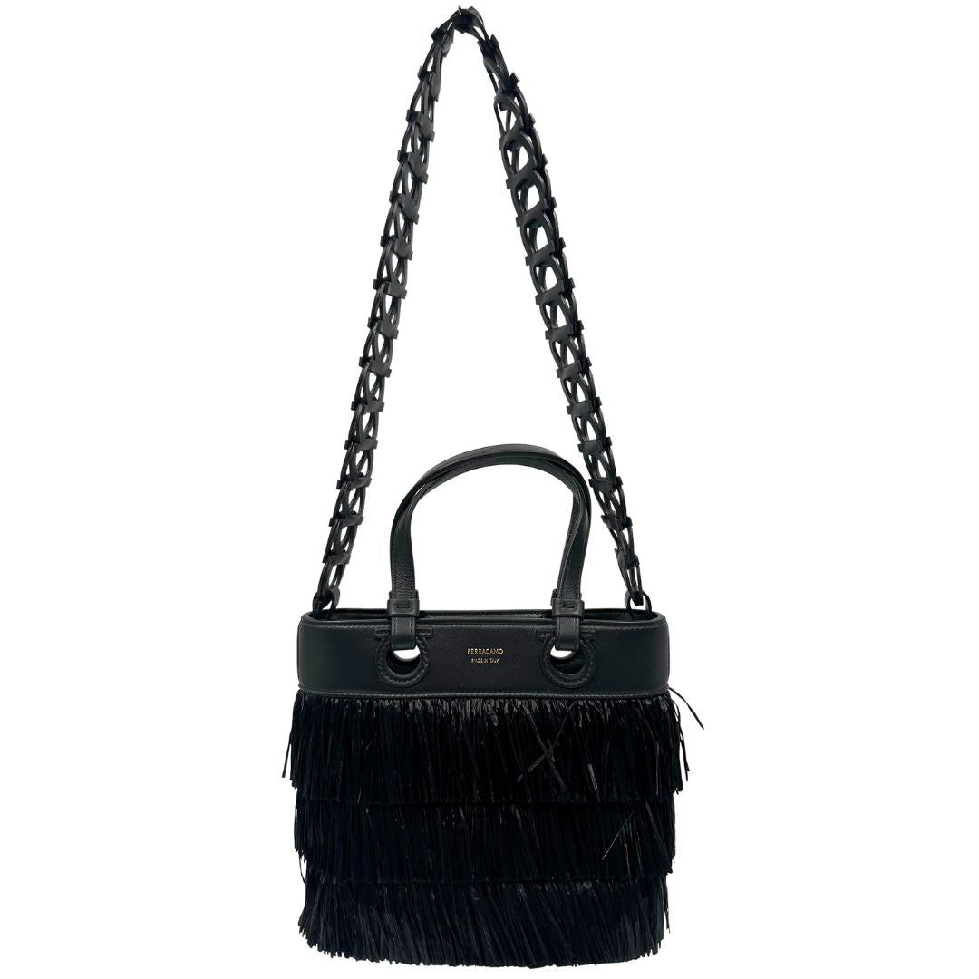 front  Tote Salvatore Ferragamo in pelle nera impreziosita da frange in rafia, di lusso, originale, ottime condizioni, usata. 