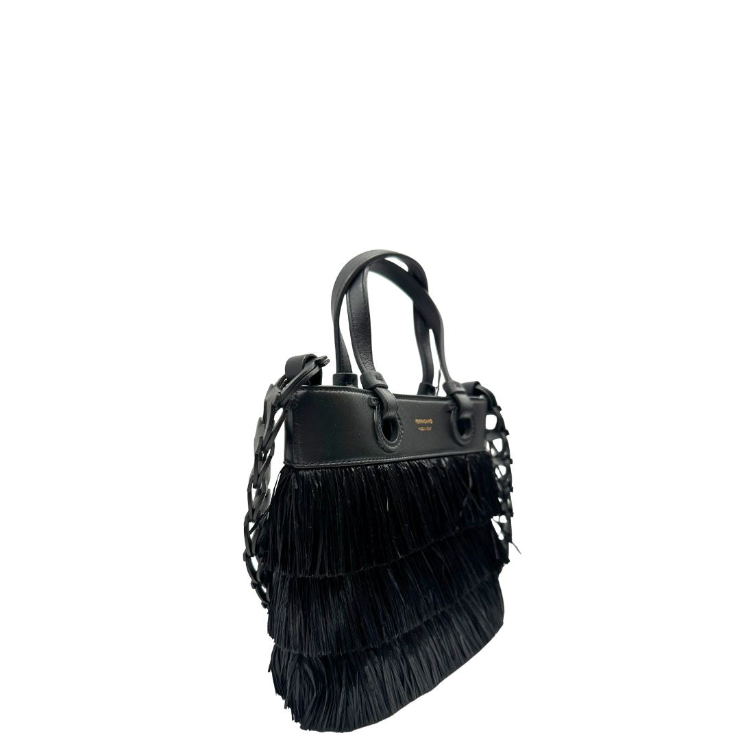 lato  Tote Salvatore Ferragamo in pelle nera impreziosita da frange in rafia, di lusso, originale, ottime condizioni, usata. 