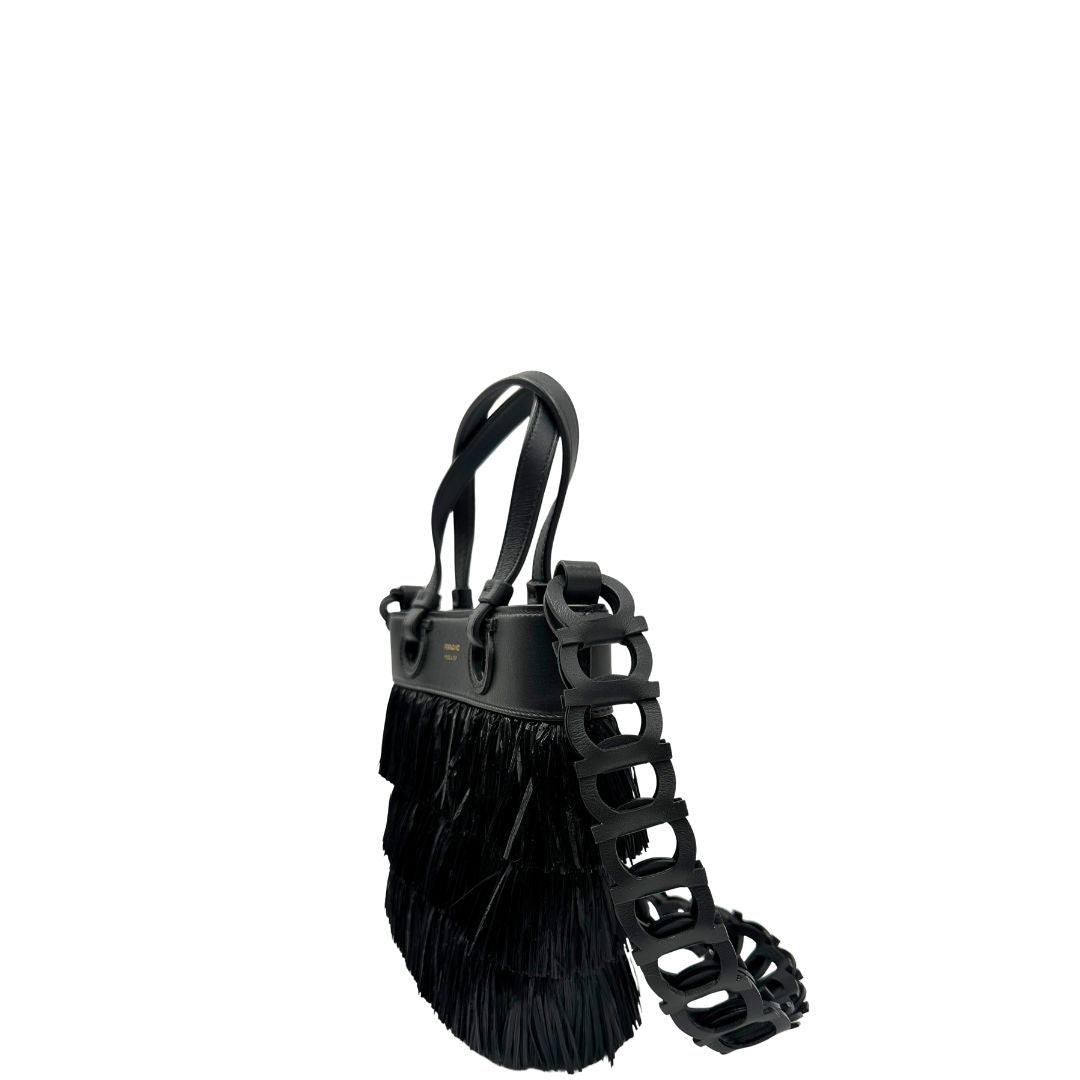 lato  Tote Salvatore Ferragamo in pelle nera impreziosita da frange in rafia, di lusso, originale, ottime condizioni, usata. 