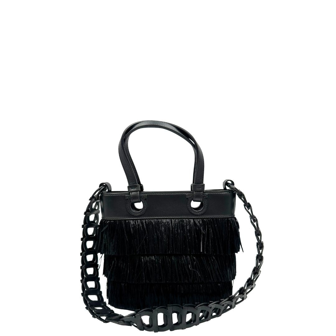 retro  Tote Salvatore Ferragamo in pelle nera impreziosita da frange in rafia, di lusso, originale, ottime condizioni, usata. 