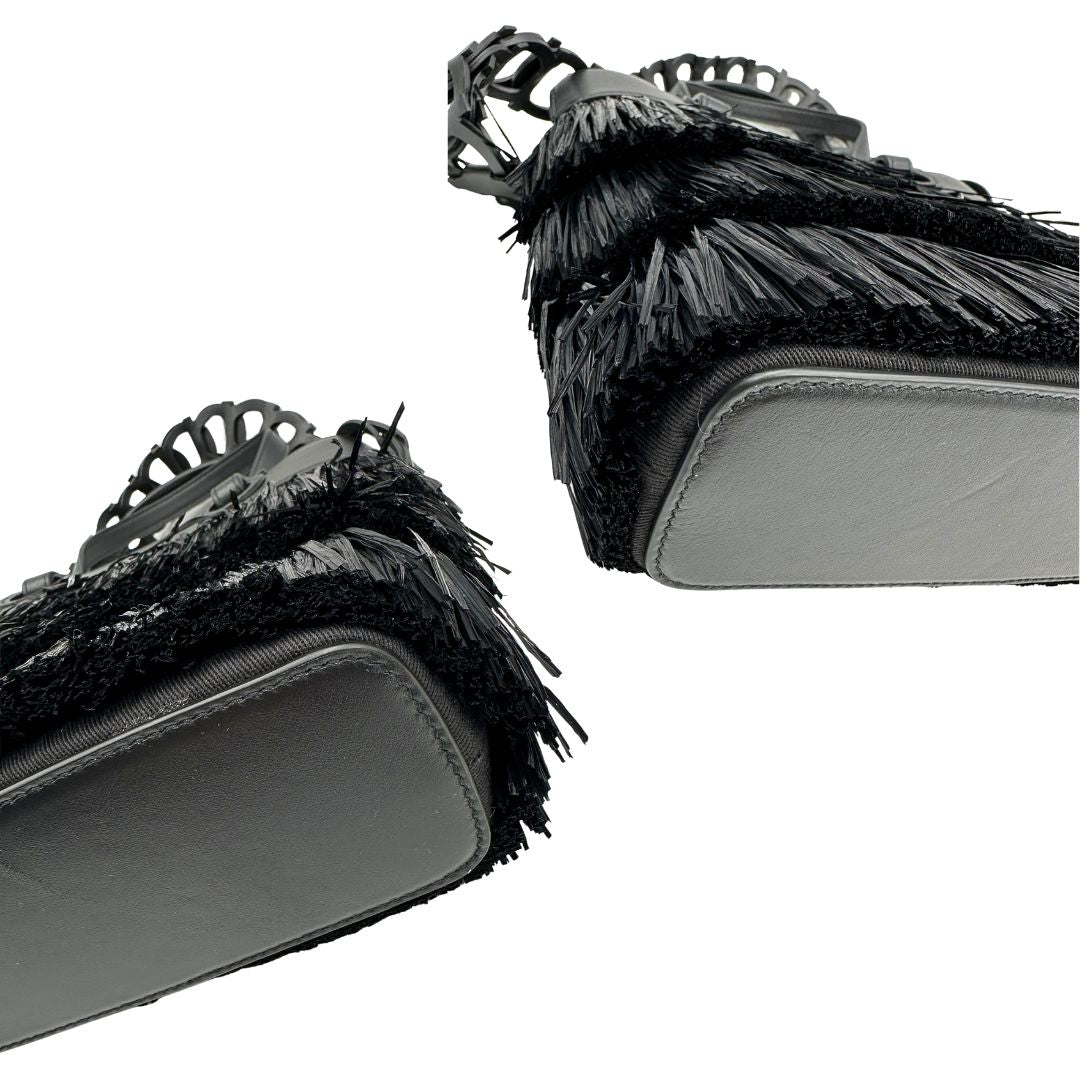 angoli  Tote Salvatore Ferragamo in pelle nera impreziosita da frange in rafia, di lusso, originale, ottime condizioni, usata. 