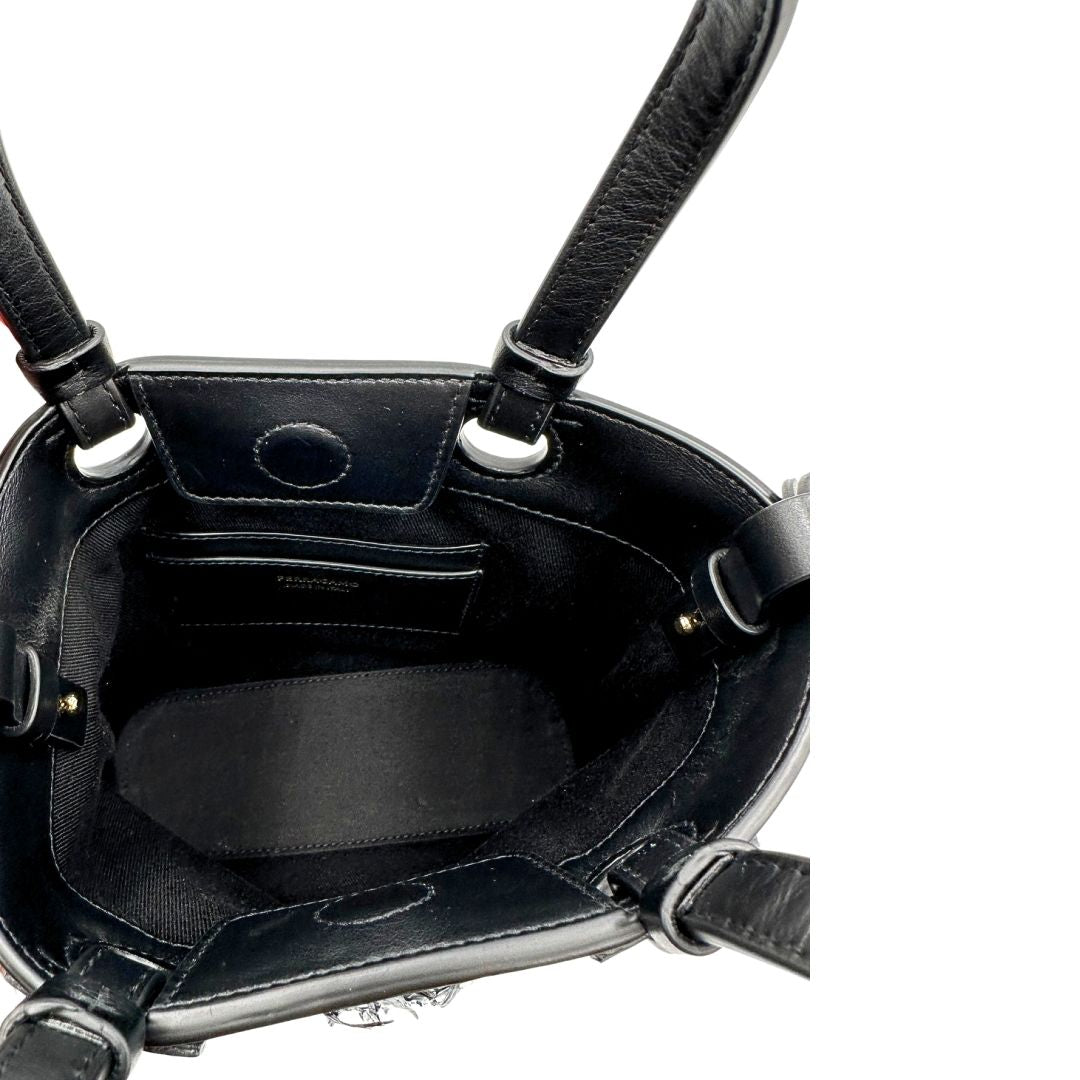interno  Tote Salvatore Ferragamo in pelle nera impreziosita da frange in rafia, di lusso, originale, ottime condizioni, usata. 