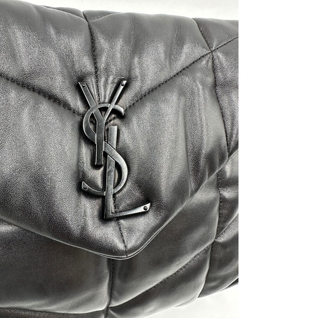 Logo di una borsa Saint Laurent in pelle con impunture trapuntate, con parti metalliche in ottone nero, indossabile a spalla o a tracolla, usata, originale, second hand, in ottime condizioni.