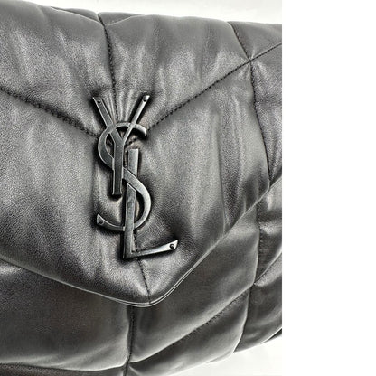 Logo di una borsa Saint Laurent in pelle con impunture trapuntate, con parti metalliche in ottone nero, indossabile a spalla o a tracolla, usata, originale, second hand, in ottime condizioni.