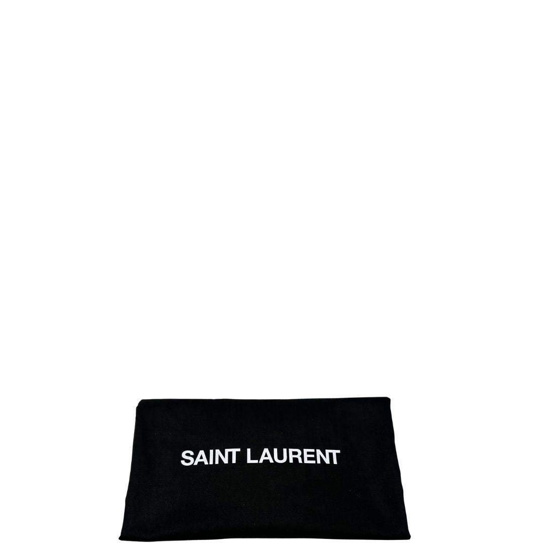 Dustbag di una borsa Saint Laurent in pelle con impunture trapuntate, con parti metalliche in ottone nero, indossabile a spalla o a tracolla, usata, originale, second hand, in ottime condizioni.