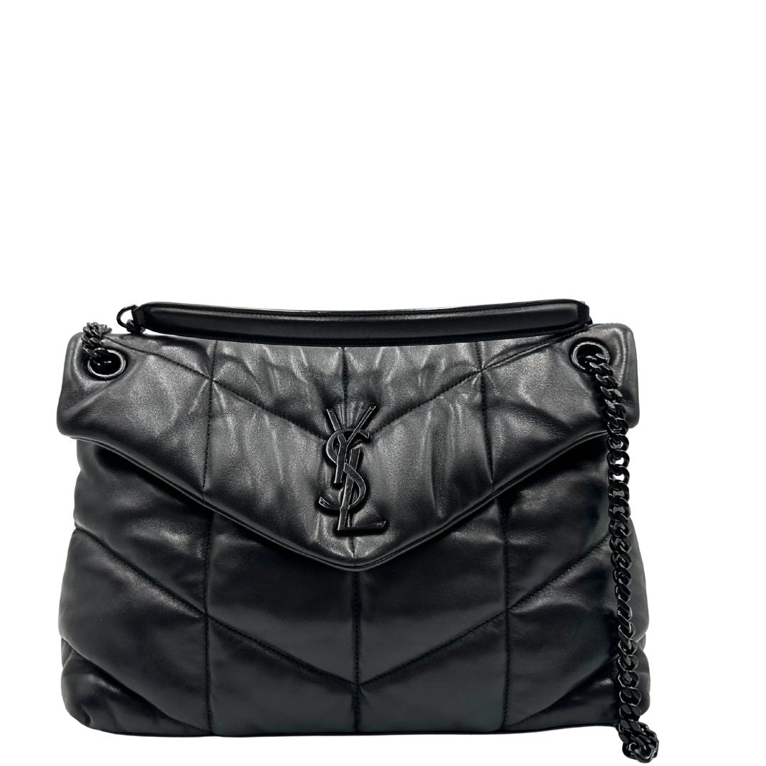 Front di una borsa Saint Laurent in pelle con impunture trapuntate, con parti metalliche in ottone nero, indossabile a spalla o a tracolla, usata, originale, second hand, in ottime condizioni.