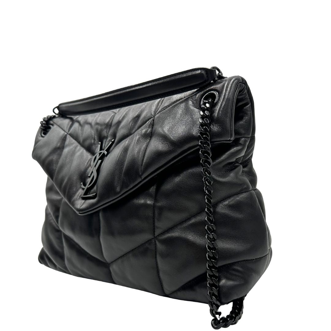 Laterale destro di una borsa Saint Laurent in pelle con impunture trapuntate, con parti metalliche in ottone nero, indossabile a spalla o a tracolla, usata, originale, second hand, in ottime condizioni.