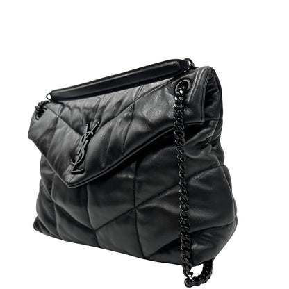 Laterale destro di una borsa Saint Laurent in pelle con impunture trapuntate, con parti metalliche in ottone nero, indossabile a spalla o a tracolla, usata, originale, second hand, in ottime condizioni.