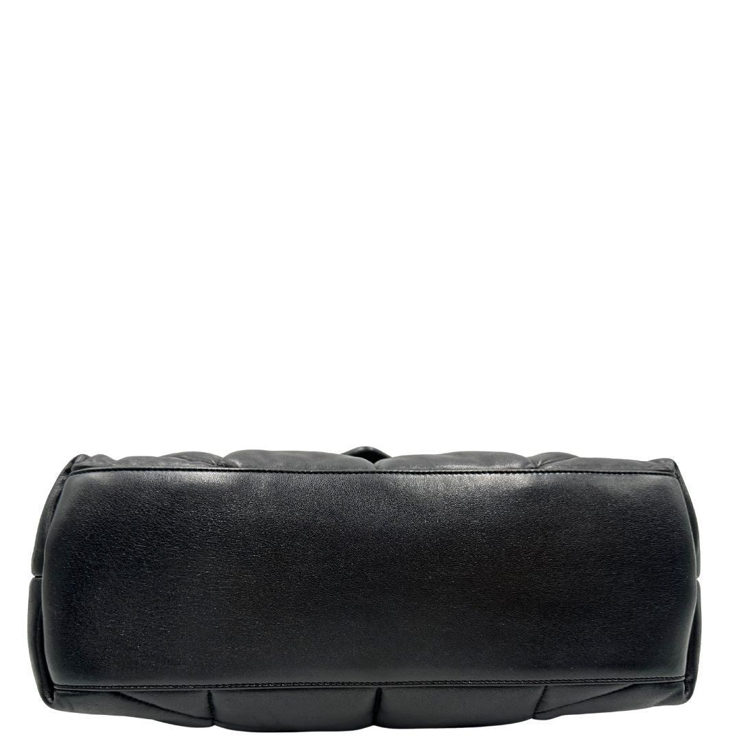 Base di una borsa Saint Laurent in pelle con impunture trapuntate, con parti metalliche in ottone nero, indossabile a spalla o a tracolla, usata, originale, second hand, in ottime condizioni.