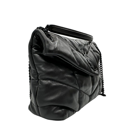 Laterale sinistro di una borsa Saint Laurent in pelle con impunture trapuntate, con parti metalliche in ottone nero, indossabile a spalla o a tracolla, usata, originale, second hand, in ottime condizioni.