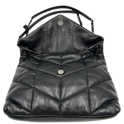 Apertura di una borsa Saint Laurent in pelle con impunture trapuntate, con parti metalliche in ottone nero, indossabile a spalla o a tracolla, usata, originale, second hand, in ottime condizioni.