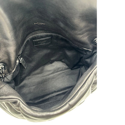 Interno di una borsa Saint Laurent in pelle con impunture trapuntate, con parti metalliche in ottone nero, indossabile a spalla o a tracolla, usata, originale, second hand, in ottime condizioni.