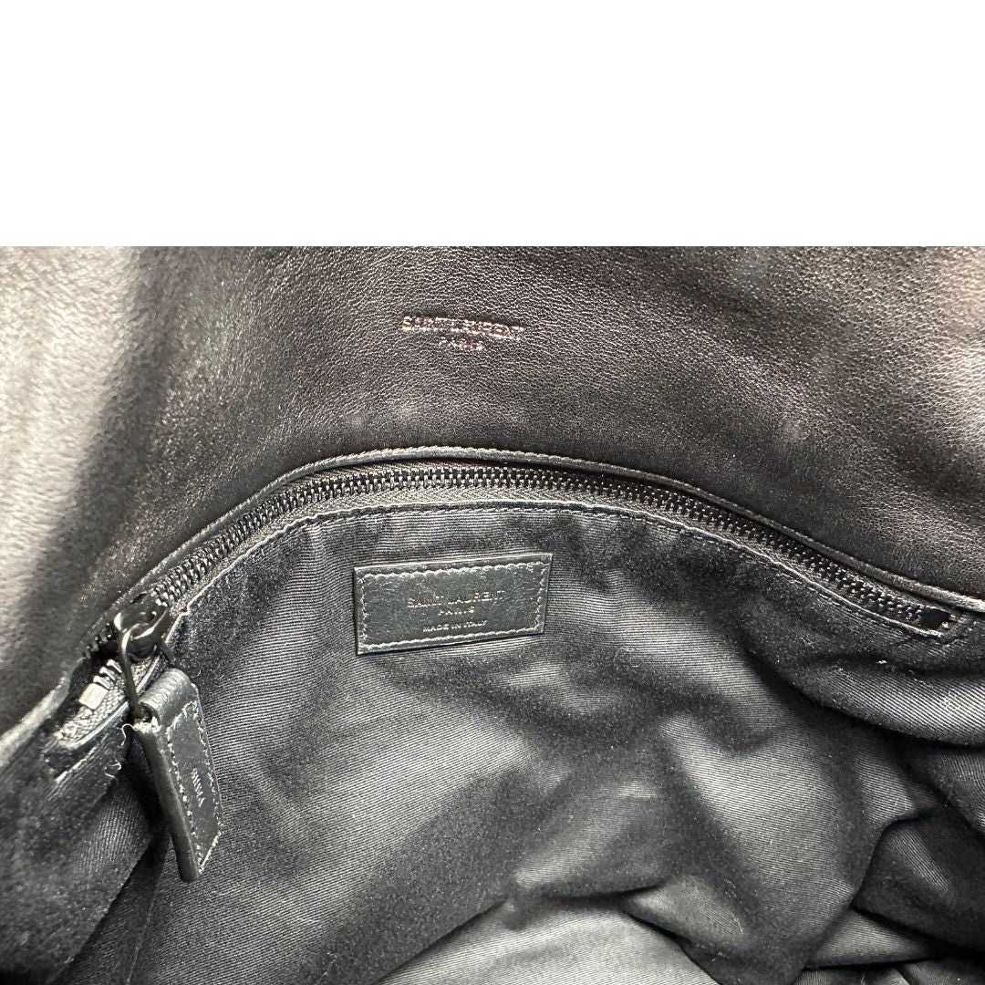Interno di una borsa Saint Laurent in pelle con impunture trapuntate, con parti metalliche in ottone nero, indossabile a spalla o a tracolla, usata, originale, second hand, in ottime condizioni.