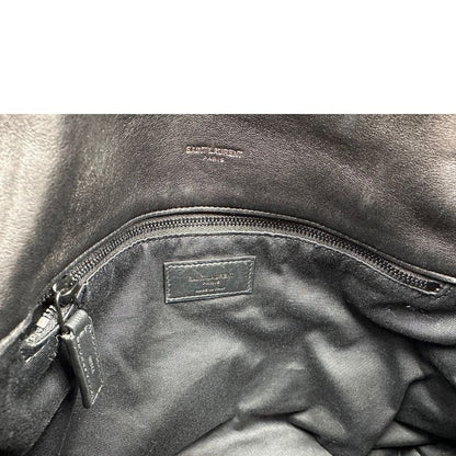 Interno di una borsa Saint Laurent in pelle con impunture trapuntate, con parti metalliche in ottone nero, indossabile a spalla o a tracolla, usata, originale, second hand, in ottime condizioni.