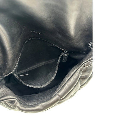 Interno di una borsa Saint Laurent in pelle con impunture trapuntate, con parti metalliche in ottone nero, indossabile a spalla o a tracolla, usata, originale, second hand, in ottime condizioni.