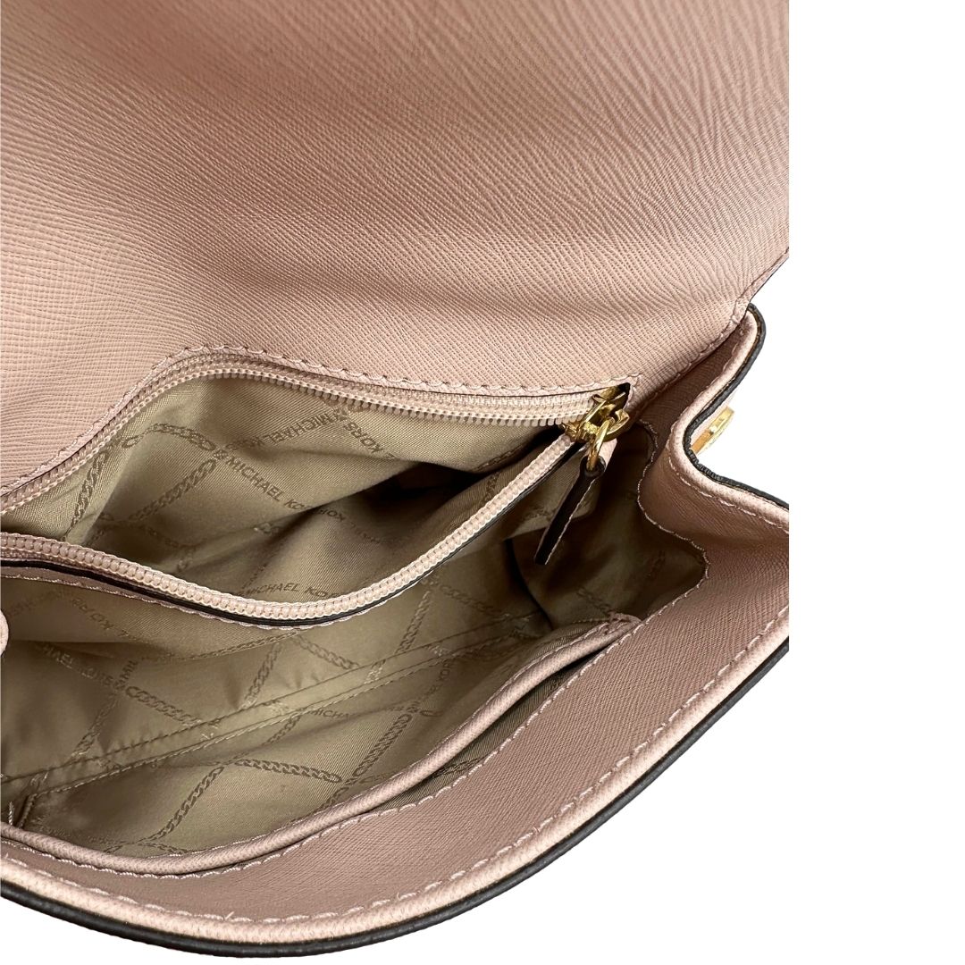 Interno di una borsa MK strutturata in color rosa cipria e parti metalliche dorate, usata, originale, second hand, in condizioni eccellenti.