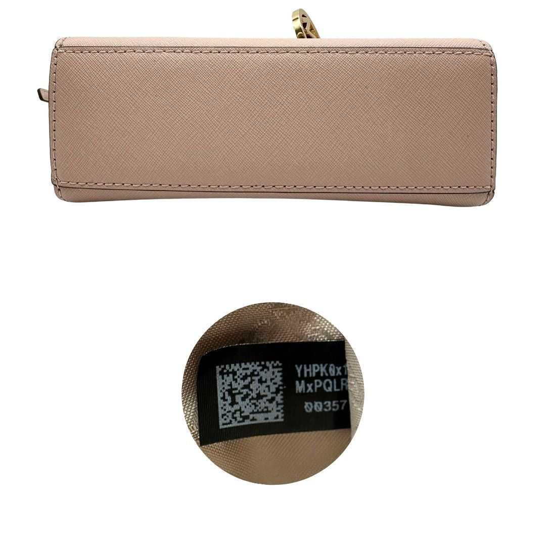 Base e codice di una borsa MK strutturata in color rosa cipria e parti metalliche dorate, usata, originale, second hand, in condizioni eccellenti.