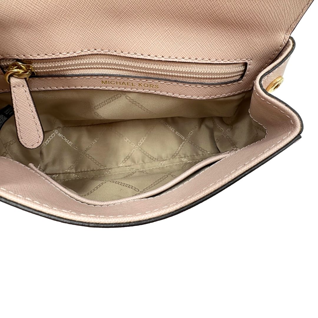 Interno di una borsa MK strutturata in color rosa cipria e parti metalliche dorate, usata, originale, second hand, in condizioni eccellenti.