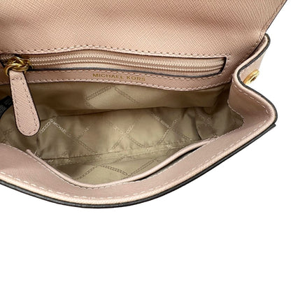 Interno di una borsa MK strutturata in color rosa cipria e parti metalliche dorate, usata, originale, second hand, in condizioni eccellenti.