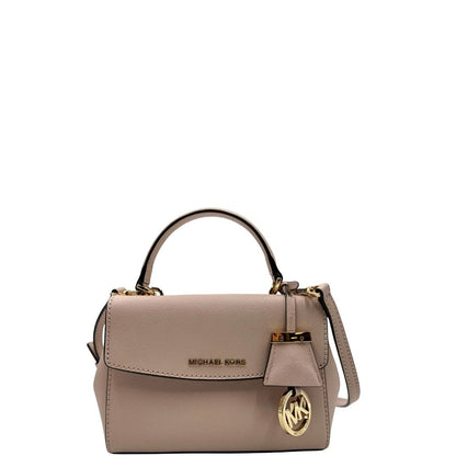 Front di una borsa MK strutturata in color rosa cipria e parti metalliche dorate, usata, originale, second hand, in condizioni eccellenti.