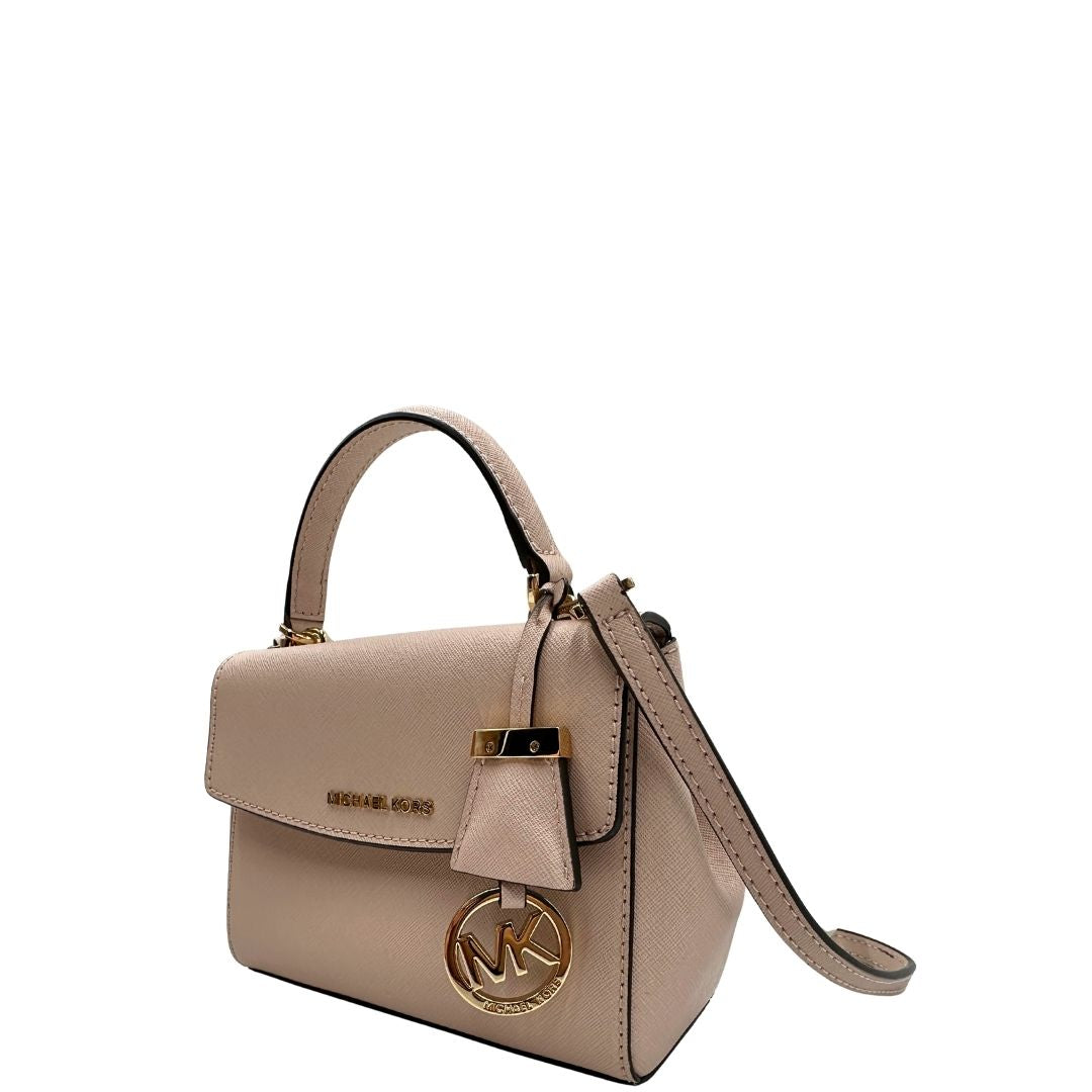 Laterale destro di una borsa MK strutturata in color rosa cipria e parti metalliche dorate, usata, originale, second hand, in condizioni eccellenti.