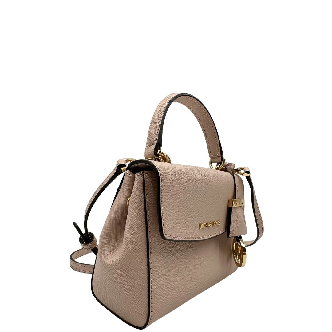 Laterale sinistro di una borsa MK strutturata in color rosa cipria e parti metalliche dorate, usata, originale, second hand, in condizioni eccellenti.