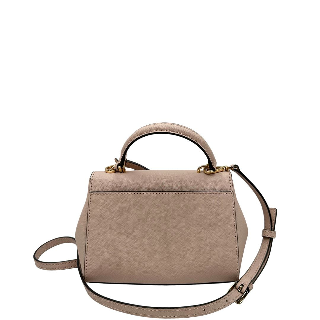 Retro di una borsa MK strutturata in color rosa cipria e parti metalliche dorate, usata, originale, second hand, in condizioni eccellenti.