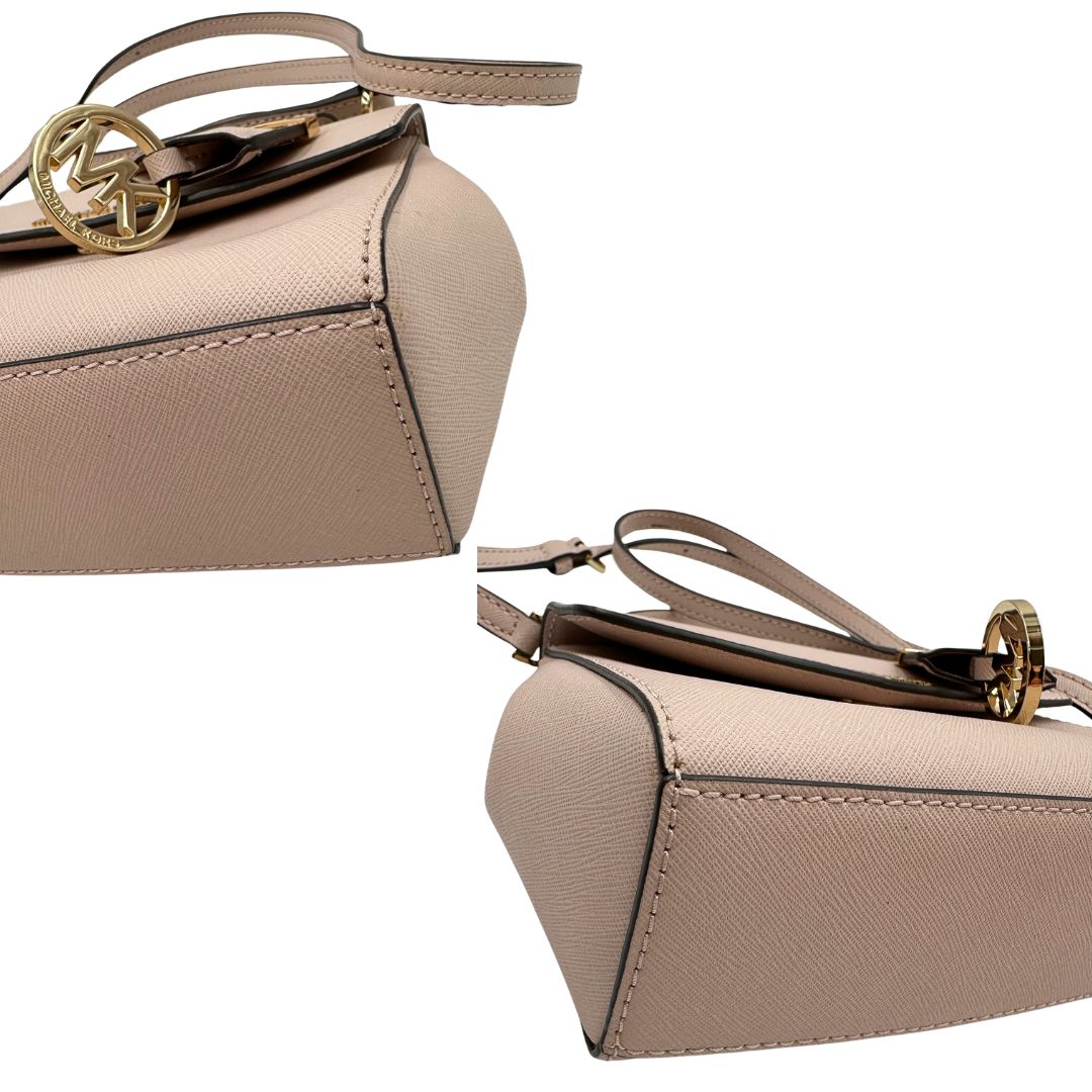 Angoli di una borsa MK strutturata in color rosa cipria e parti metalliche dorate, usata, originale, second hand, in condizioni eccellenti.