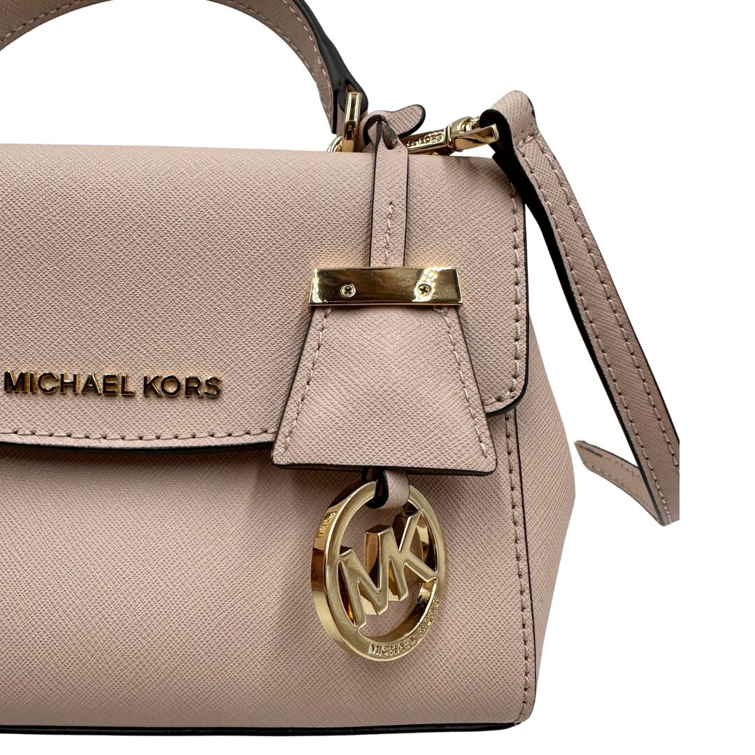 Charm di una borsa MK strutturata in color rosa cipria e parti metalliche dorate, usata, originale, second hand, in condizioni eccellenti.