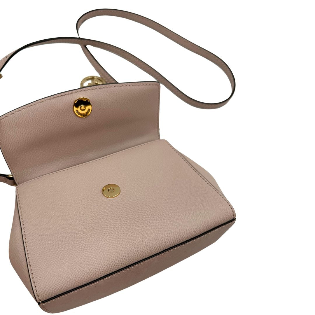 Apertura di una borsa MK strutturata in color rosa cipria e parti metalliche dorate, usata, originale, second hand, in condizioni eccellenti.