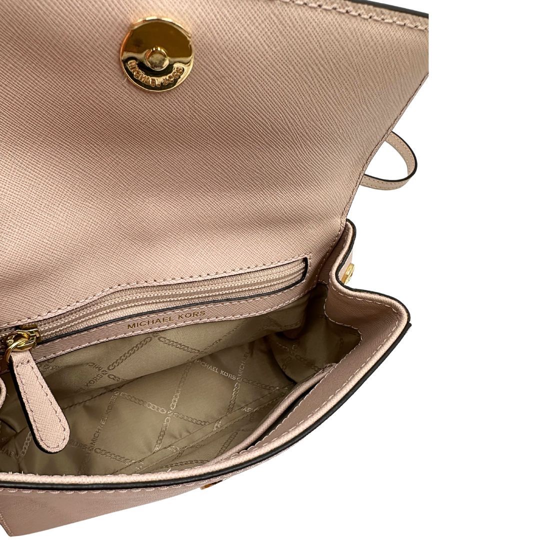 Interno di una borsa MK strutturata in color rosa cipria e parti metalliche dorate, usata, originale, second hand, in condizioni eccellenti.