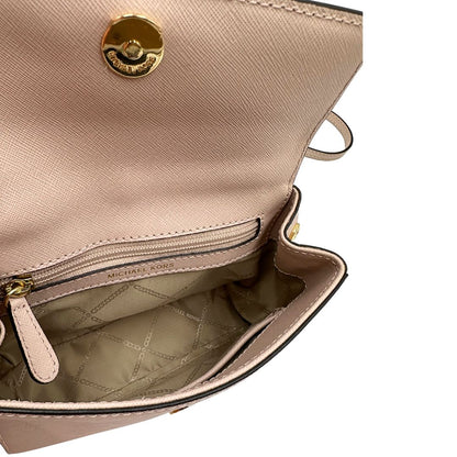 Interno di una borsa MK strutturata in color rosa cipria e parti metalliche dorate, usata, originale, second hand, in condizioni eccellenti.