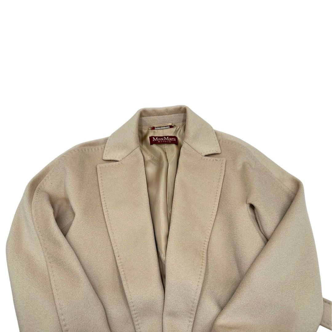 Cappotto Max Mara in lana vergine, di una calda tonalità color avorio, usato, originale, second hand, in ottime condizioni.