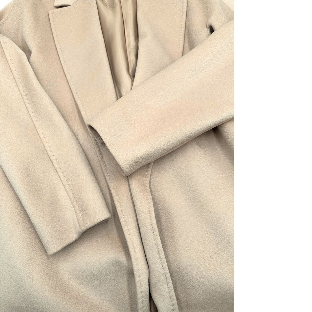 Cappotto Max Mara in lana vergine, di una calda tonalità color avorio, usato, originale, second hand, in ottime condizioni.