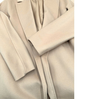 Cappotto Max Mara in lana vergine, di una calda tonalità color avorio, usato, originale, second hand, in ottime condizioni.