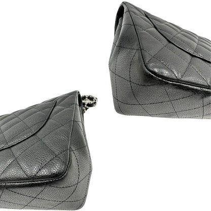 angoli  Borsa Chanel in pelle caviar nera trapuntata con hardware argentato, di lusso, originale, ottime condizioni, usata. 