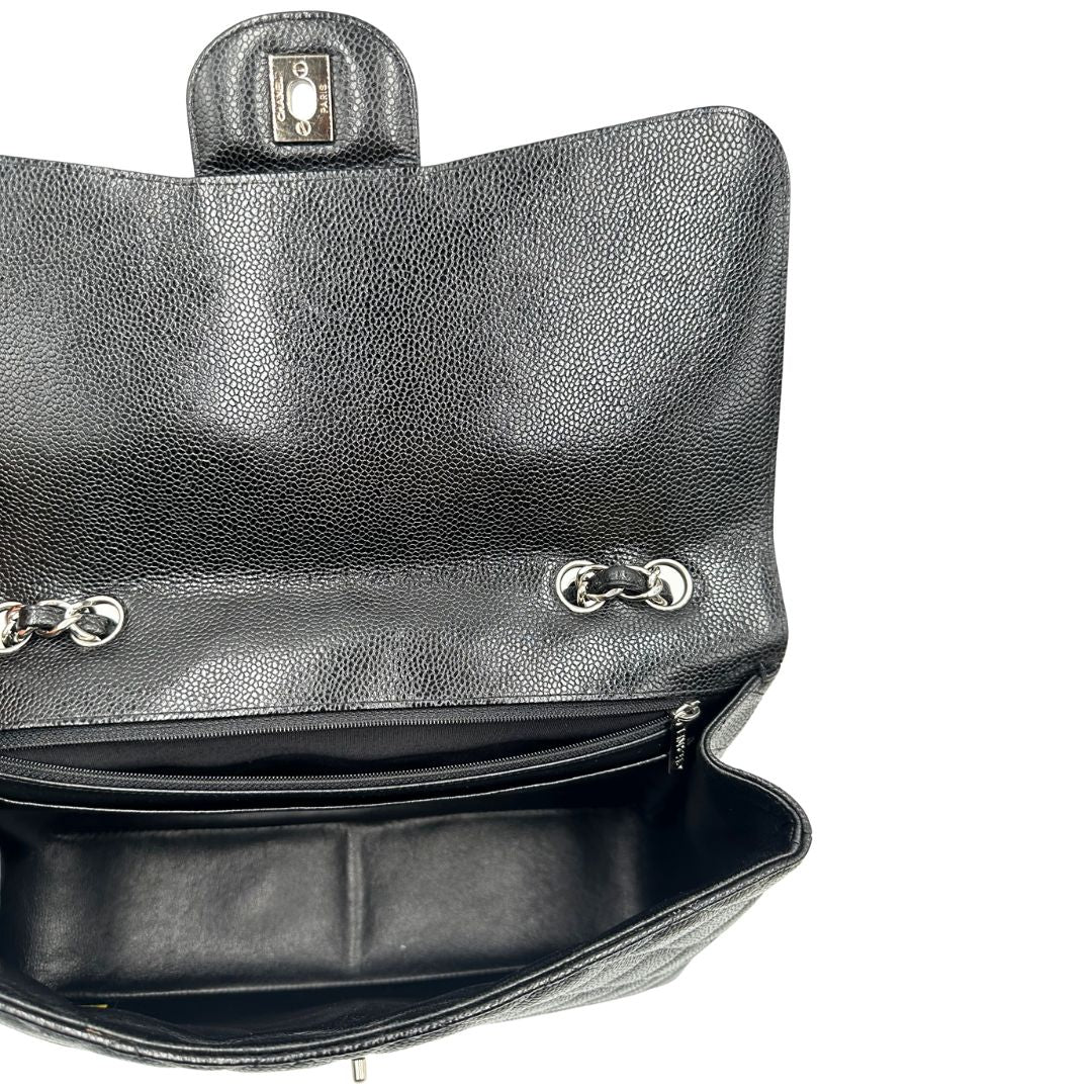 interno  Borsa Chanel in pelle caviar nera trapuntata con hardware argentato, di lusso, originale, ottime condizioni, usata.