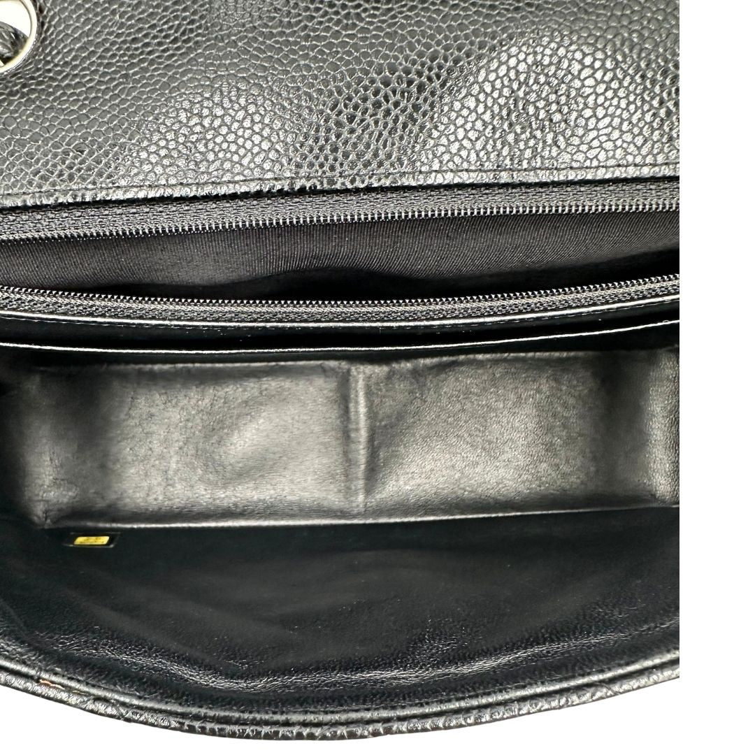 interno  Borsa Chanel in pelle caviar nera trapuntata con hardware argentato, di lusso, originale, ottime condizioni, usata.