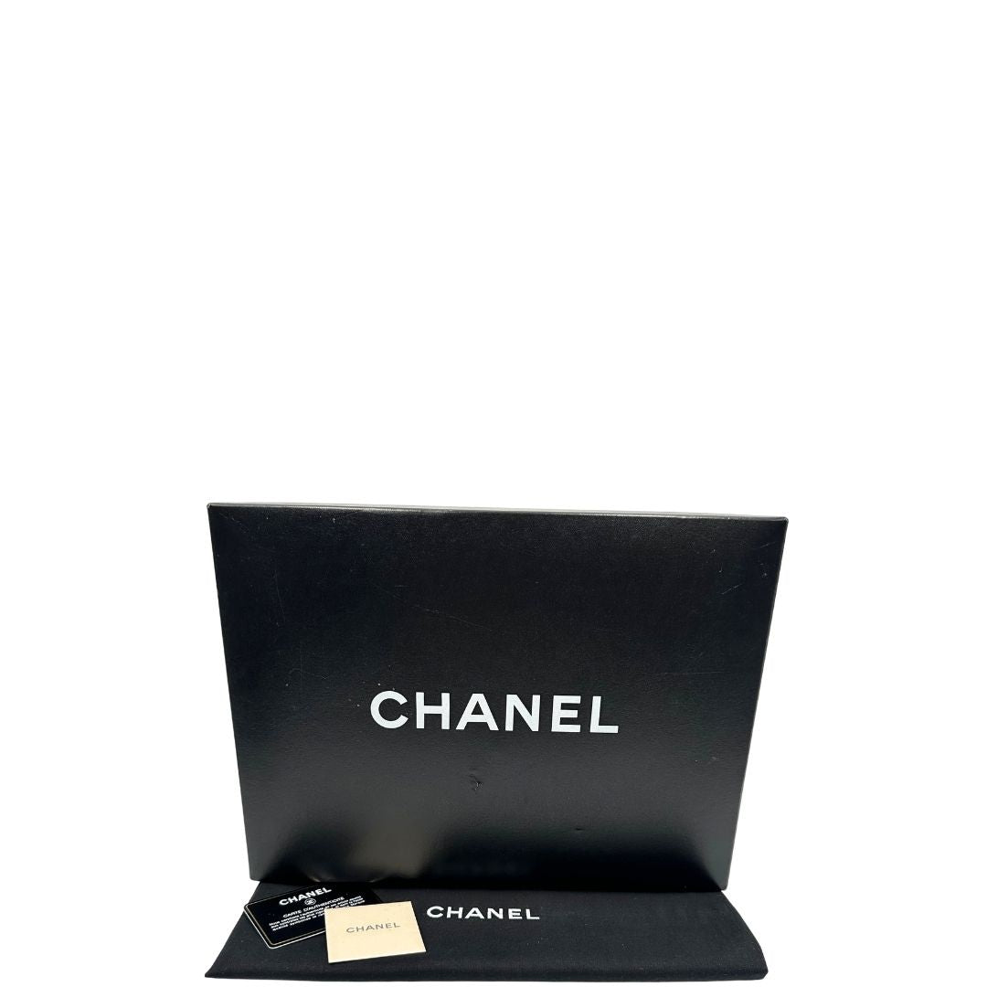 scatola  Borsa Chanel in pelle caviar nera trapuntata con hardware argentato, di lusso, originale, ottime condizioni, usata. 